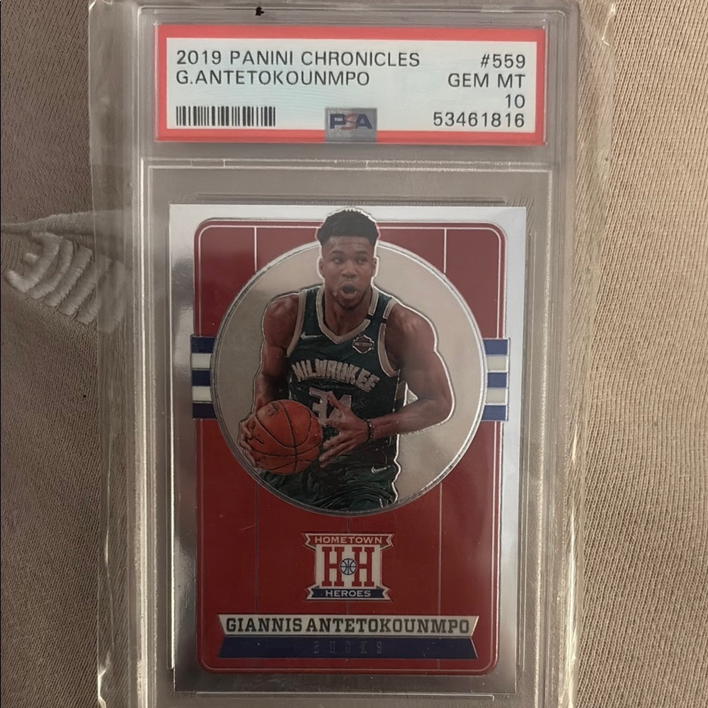 2019 Panini Chronicles Giannis Antetokounmpo Card